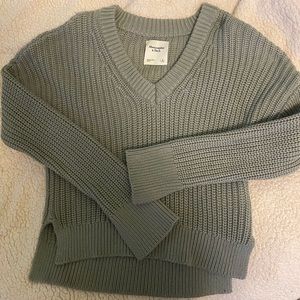 Abercrombie & Fitch Women’s Easy V Neck Sweater in Sage Green. Cropped